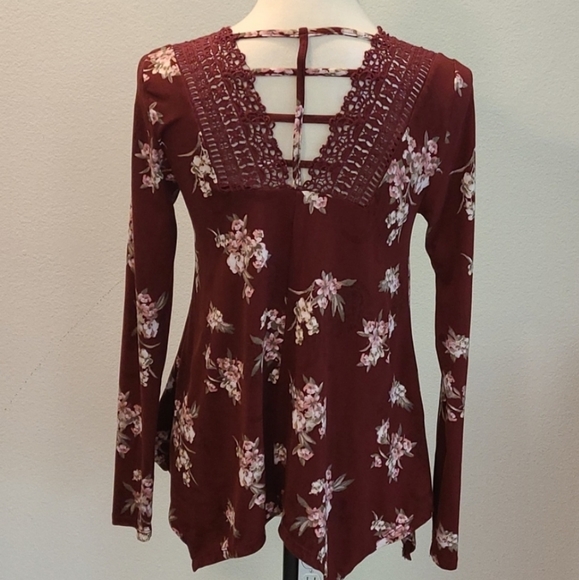 36. HP! Daytrip by Buckle floral blouse, back crochet inset, handkerchief hem - Picture 7 of 16